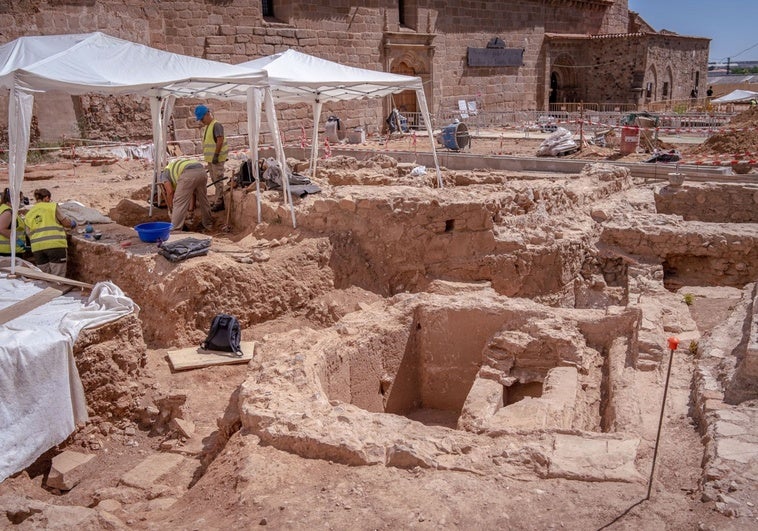 Once meses de excavaciones con varias sorpresas en la plaza eulaliense